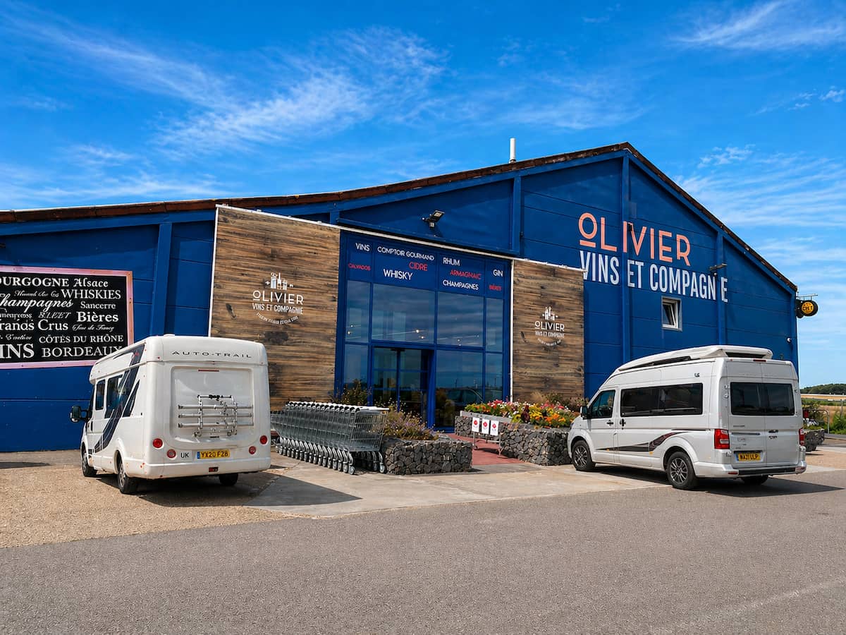 Outside Olivier Vins, the parking offers free stop for motorhome and campervans