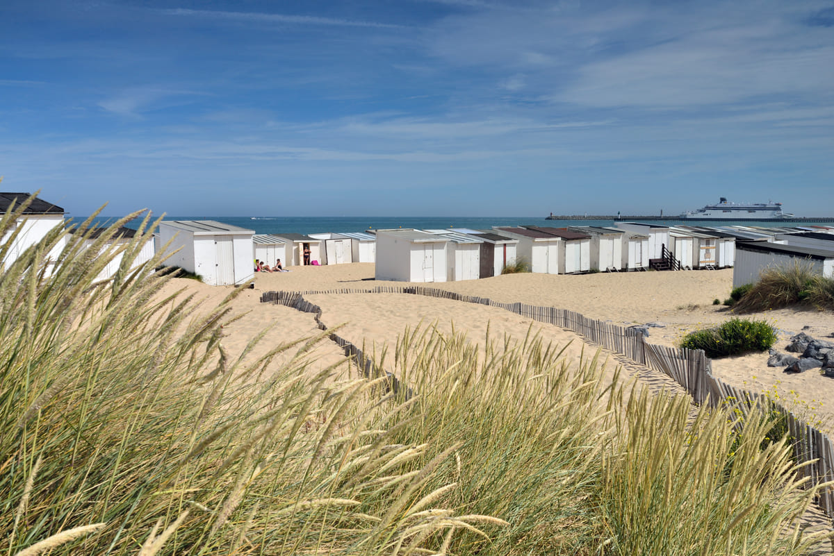 The beach of Calais and the huts