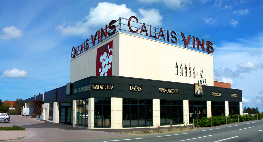 outside the famous wine store: Calais Vins
